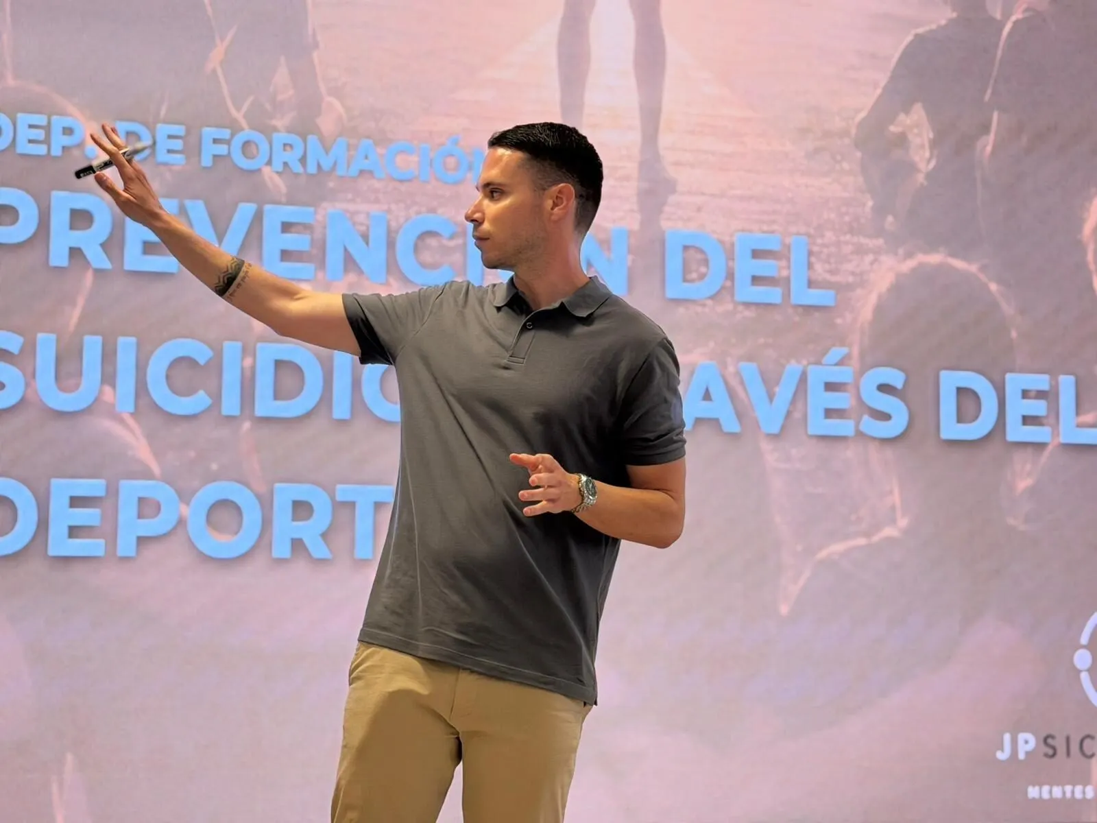 Jorge Pastor durante una charla sobre prevención del suicidio a través del deporte