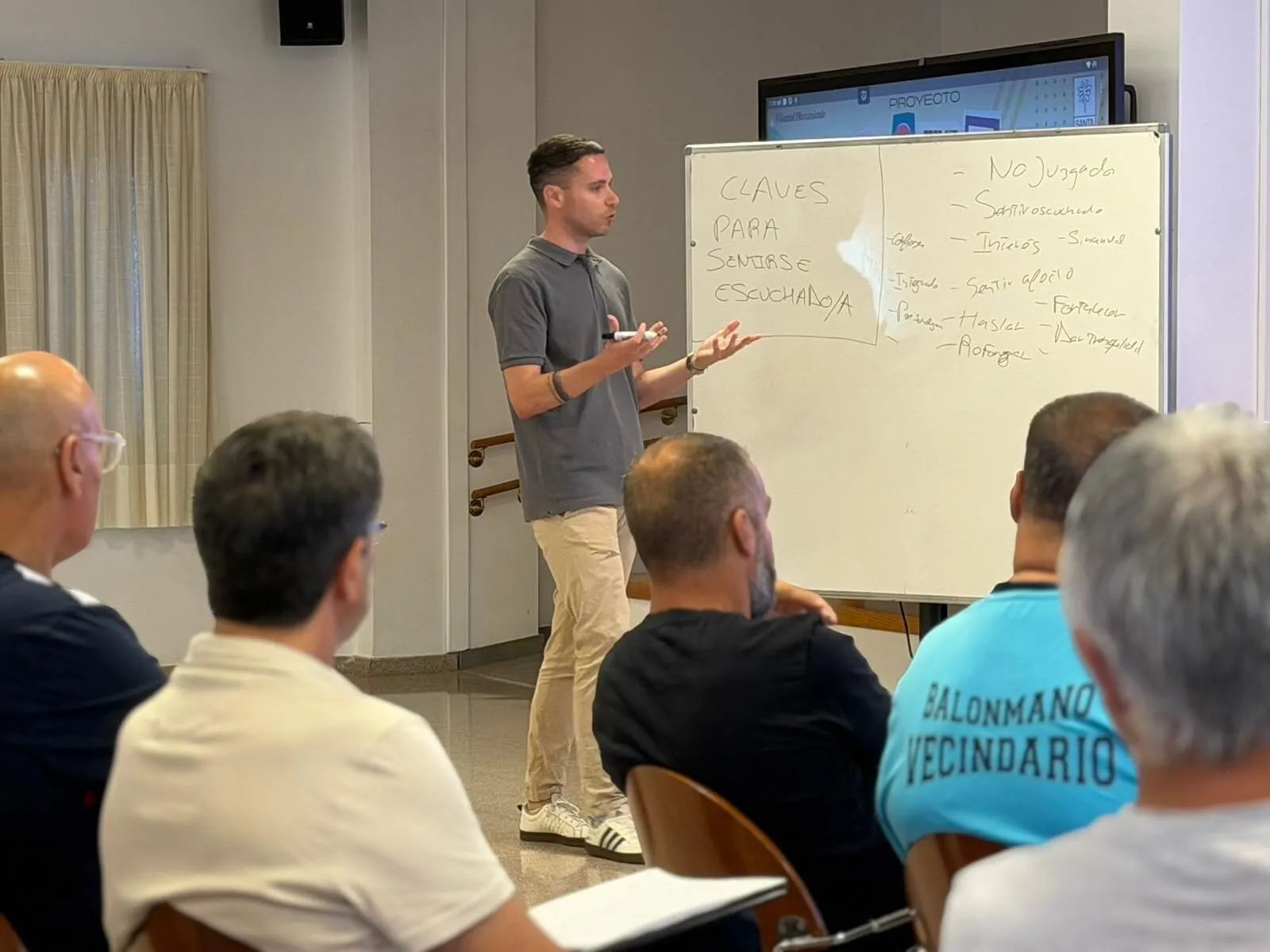 Jorge Pastor dando una charla con una pizarra de apoyo